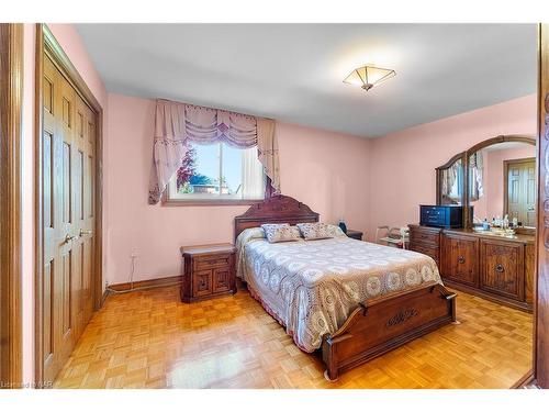 7737 Mount Carmel Boulevard, Niagara Falls, ON - Indoor Photo Showing Bedroom