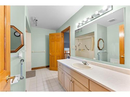 7737 Mount Carmel Boulevard, Niagara Falls, ON - Indoor Photo Showing Bathroom