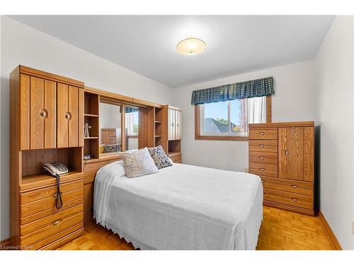 7737 Mount Carmel Boulevard, Niagara Falls, ON - Indoor Photo Showing Bedroom