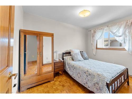 7737 Mount Carmel Boulevard, Niagara Falls, ON - Indoor Photo Showing Bedroom