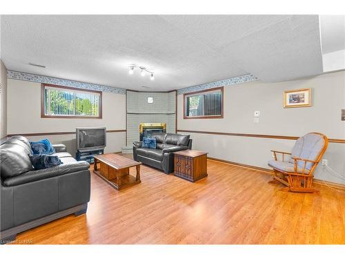 7737 Mount Carmel Boulevard, Niagara Falls, ON - Indoor Photo Showing Living Room