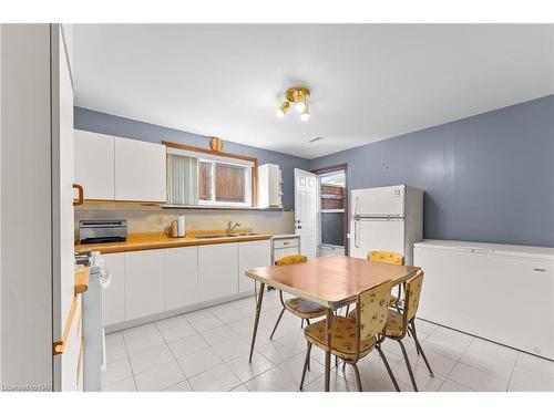 7737 Mount Carmel Boulevard, Niagara Falls, ON - Indoor Photo Showing Kitchen With Double Sink