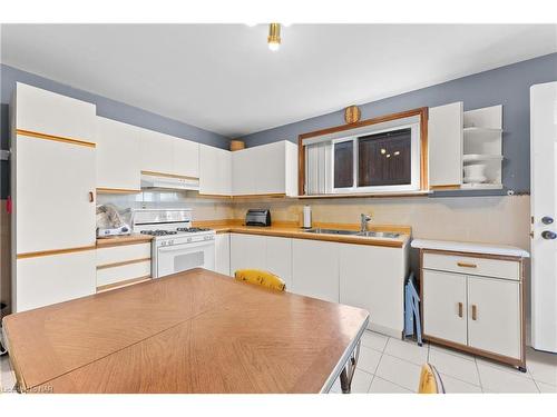 7737 Mount Carmel Boulevard, Niagara Falls, ON - Indoor Photo Showing Kitchen With Double Sink