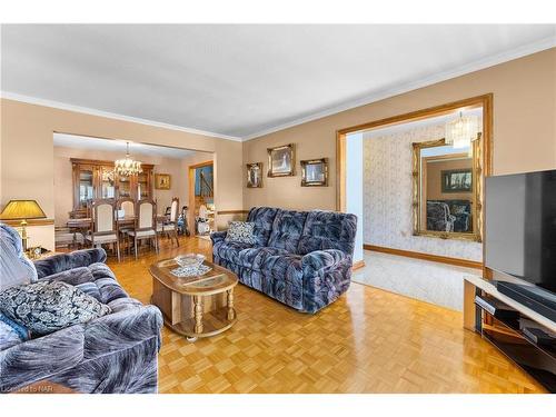 7737 Mount Carmel Boulevard, Niagara Falls, ON - Indoor Photo Showing Living Room