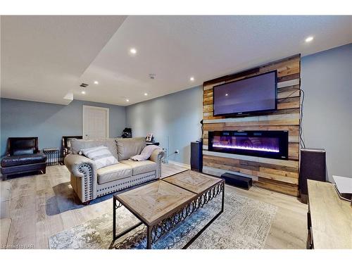 56 Calista Drive, Welland, ON - Indoor Photo Showing Living Room