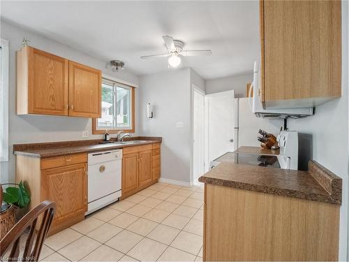 6772 Wilinger Street, Niagara Falls, ON - Indoor Photo Showing Kitchen