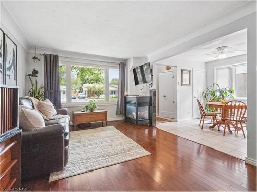 6772 Wilinger Street, Niagara Falls, ON - Indoor Photo Showing Living Room