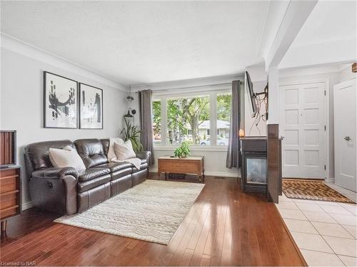 6772 Wilinger Street, Niagara Falls, ON - Indoor Photo Showing Living Room