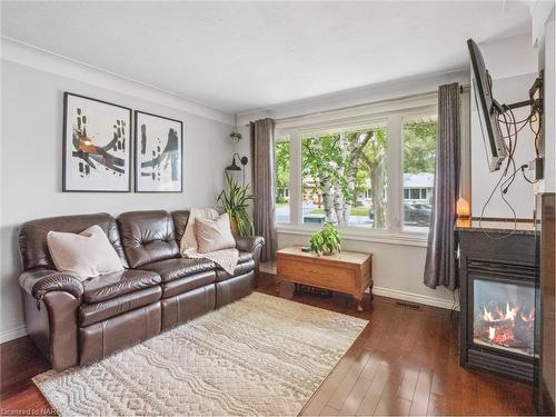 6772 Wilinger Street, Niagara Falls, ON - Indoor Photo Showing Living Room With Fireplace