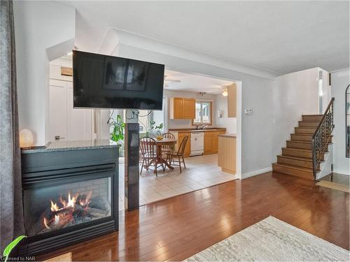 6772 Wilinger Street, Niagara Falls, ON - Indoor Photo Showing Living Room With Fireplace