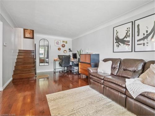 6772 Wilinger Street, Niagara Falls, ON - Indoor Photo Showing Living Room