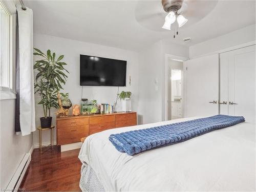 6772 Wilinger Street, Niagara Falls, ON - Indoor Photo Showing Bedroom