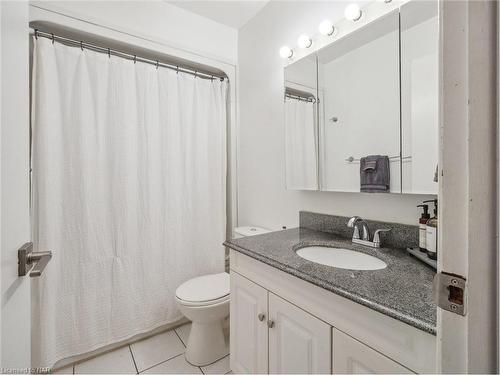 6772 Wilinger Street, Niagara Falls, ON - Indoor Photo Showing Bathroom