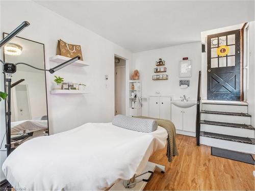 6772 Wilinger Street, Niagara Falls, ON - Indoor Photo Showing Bedroom