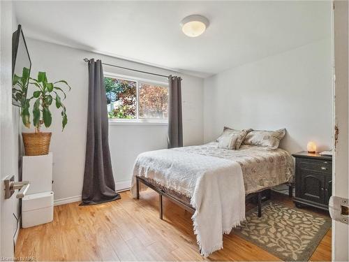 6772 Wilinger Street, Niagara Falls, ON - Indoor Photo Showing Bedroom