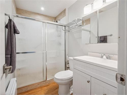 6772 Wilinger Street, Niagara Falls, ON - Indoor Photo Showing Bathroom