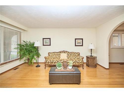 27 Quinn Avenue, Hamilton, ON - Indoor Photo Showing Living Room