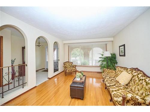 27 Quinn Avenue, Hamilton, ON - Indoor Photo Showing Living Room