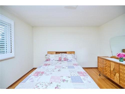 27 Quinn Avenue, Hamilton, ON - Indoor Photo Showing Bedroom