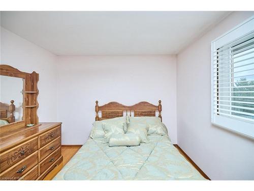 27 Quinn Avenue, Hamilton, ON - Indoor Photo Showing Bedroom