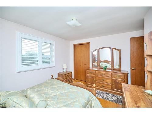 27 Quinn Avenue, Hamilton, ON - Indoor Photo Showing Bedroom