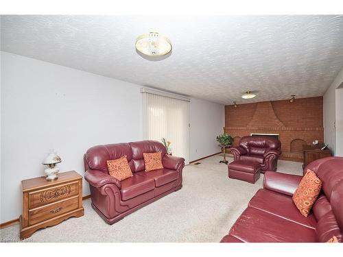 27 Quinn Avenue, Hamilton, ON - Indoor Photo Showing Living Room