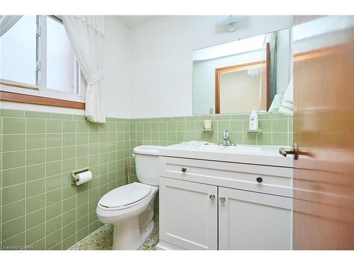 27 Quinn Avenue, Hamilton, ON - Indoor Photo Showing Bathroom