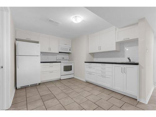 Lower-68 1/2 Pine Street S, Thorold, ON - Indoor Photo Showing Kitchen