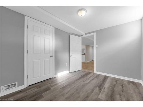 Lower-68 1/2 Pine Street S, Thorold, ON - Indoor Photo Showing Other Room