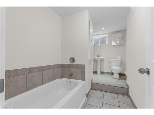 Lower-68 1/2 Pine Street S, Thorold, ON - Indoor Photo Showing Bathroom