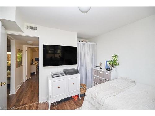 106-189 Dorchester Boulevard, St. Catharines, ON - Indoor Photo Showing Bedroom