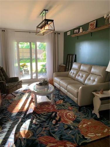 106-189 Dorchester Boulevard, St. Catharines, ON - Indoor Photo Showing Living Room