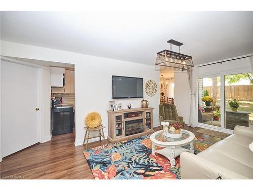 106-189 Dorchester Boulevard, St. Catharines, ON - Indoor Photo Showing Living Room