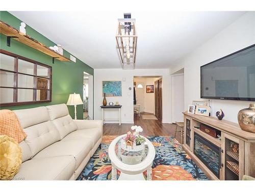 106-189 Dorchester Boulevard, St. Catharines, ON - Indoor Photo Showing Living Room