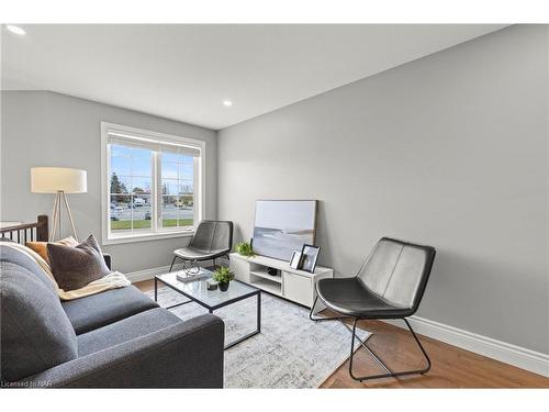 7717 Ascot Circle, Niagara Falls, ON - Indoor Photo Showing Living Room