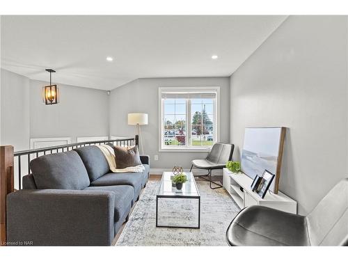 7717 Ascot Circle, Niagara Falls, ON - Indoor Photo Showing Living Room