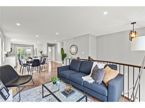 7717 Ascot Circle, Niagara Falls, ON - Indoor Photo Showing Living Room