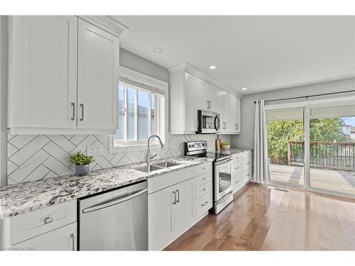 7717 Ascot Circle, Niagara Falls, ON - Indoor Photo Showing Kitchen With Double Sink With Upgraded Kitchen