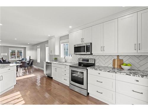 7717 Ascot Circle, Niagara Falls, ON - Indoor Photo Showing Kitchen With Upgraded Kitchen