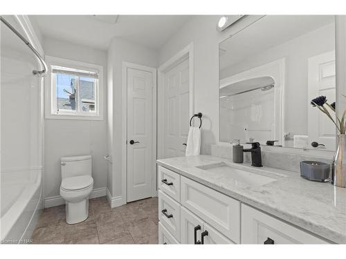 7717 Ascot Circle, Niagara Falls, ON - Indoor Photo Showing Bathroom