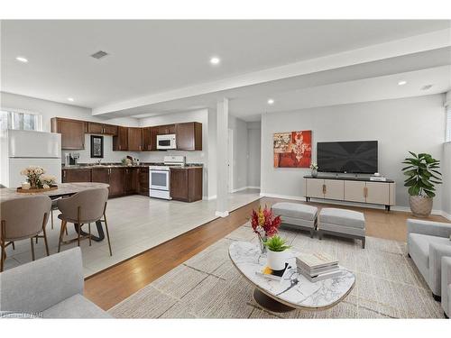 7717 Ascot Circle, Niagara Falls, ON - Indoor Photo Showing Living Room