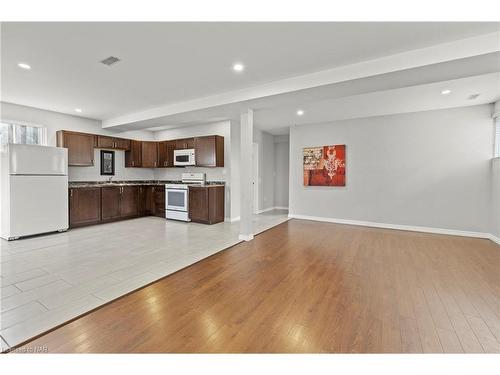 7717 Ascot Circle, Niagara Falls, ON - Indoor Photo Showing Kitchen