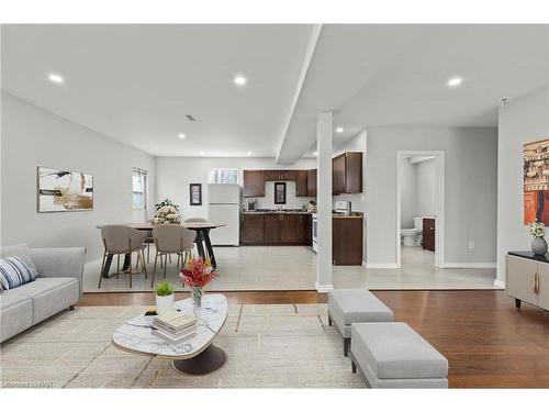 7717 Ascot Circle, Niagara Falls, ON - Indoor Photo Showing Living Room