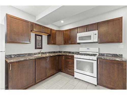 7717 Ascot Circle, Niagara Falls, ON - Indoor Photo Showing Kitchen With Double Sink