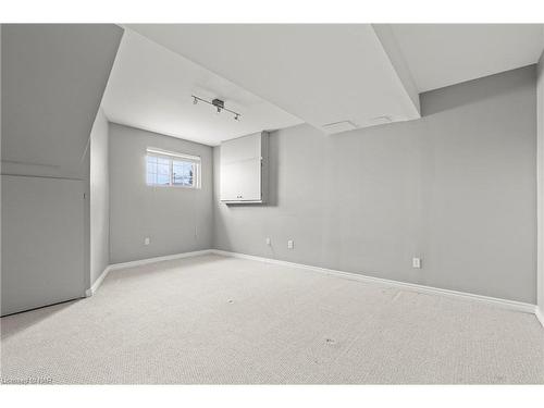 7717 Ascot Circle, Niagara Falls, ON - Indoor Photo Showing Other Room