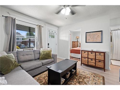 6317 Ash Street, Niagara Falls, ON - Indoor Photo Showing Living Room