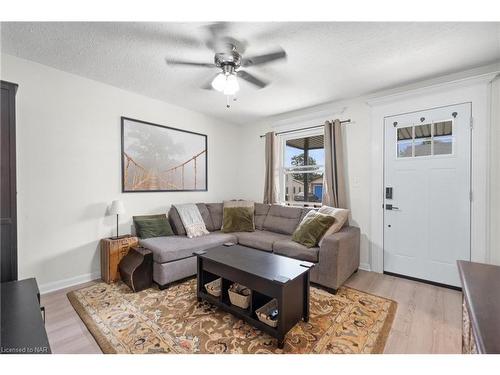 6317 Ash Street, Niagara Falls, ON - Indoor Photo Showing Living Room