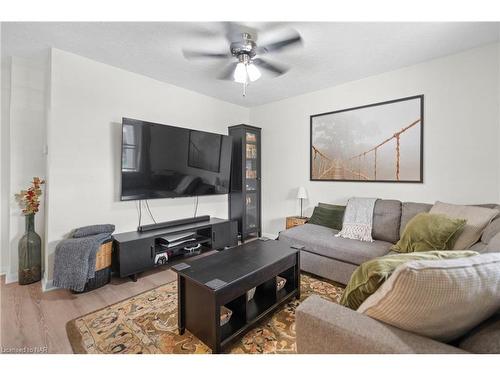 6317 Ash Street, Niagara Falls, ON - Indoor Photo Showing Living Room