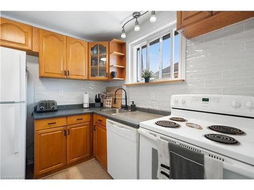 6317 Ash Street, Niagara Falls, ON - Indoor Photo Showing Kitchen