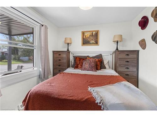 6317 Ash Street, Niagara Falls, ON - Indoor Photo Showing Bedroom